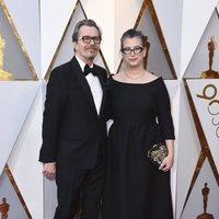 Gary Oldman and his wife at the red carpet of the Oscars