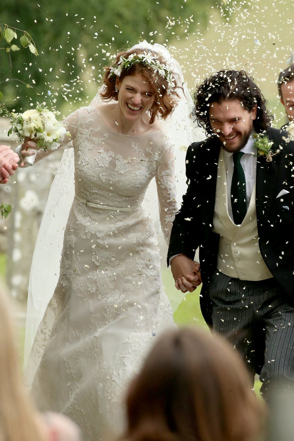 Kit Harington and Rose Leslie under a rice rain