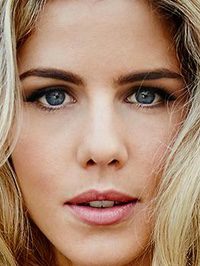  Emily Bett Rickards