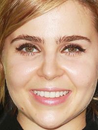  Mae Whitman