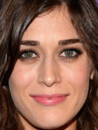  Lizzy Caplan