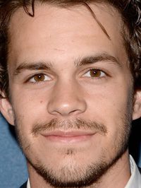  Johnny Simmons