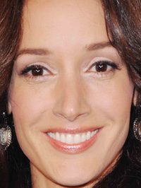  Jennifer Beals