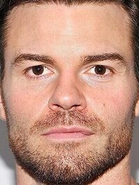  Daniel Gillies