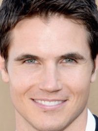  Robbie Amell