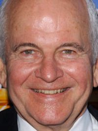  Ian Holm