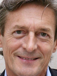  Nigel Havers