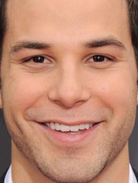  Skylar Astin