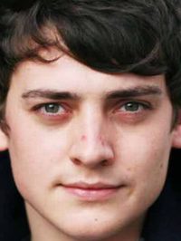  Aneurin Barnard