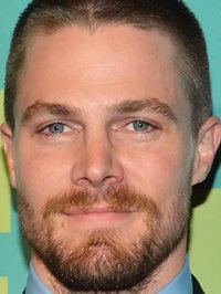  Stephen Amell