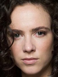  Amy Manson