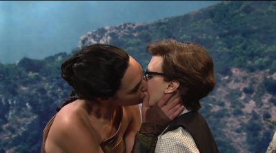 Gal Gadot kissing Kate McKinnon in Saturday Night Live