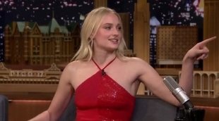 Sophie Turner blames Emilia Clarke for coffe cup fail