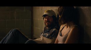 "Intentaba entrar", '10 Cloverfield Lane''s Clip